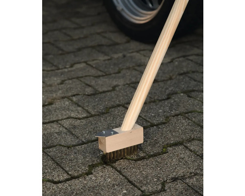 Fugenbürste mit Holzstiel zur Reinigung von Pflastersteinen