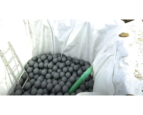 Teich mit Filterbällen, Leiter und Schlauch