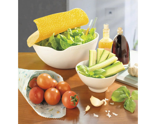 Scène avec salade, concombres, tomates, herbes aromatiques et emballages réutilisables à la cire d''abeille