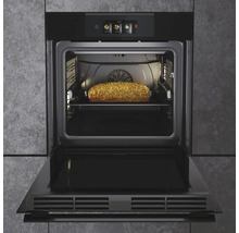Un four avec un pain sur une grille à l''intérieur.