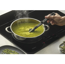 Cuisson sur une plaque à induction Haier avec une louche.