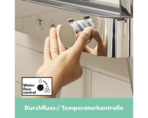 Hand, die einen Durchfluss- beziehungsweise Temperaturregler an einer Duscharmatur betätigt