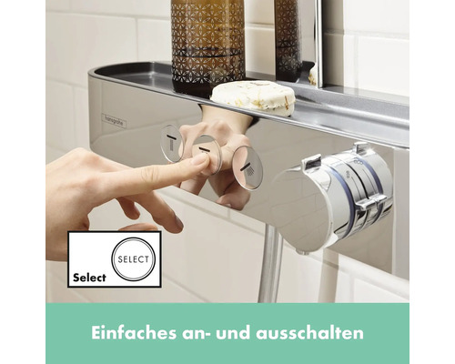 Nahaufnahme einer Hand, die einen Knopf an einer Duscharmatur bedient. Einfache Bedienung für Duscherlebnis.