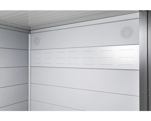 Vue intérieure d''un abri de jardin avec des panneaux muraux et des trous de ventilation