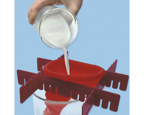 La peinture est versée dans un récipient à travers un entonnoir de mélange de peinture