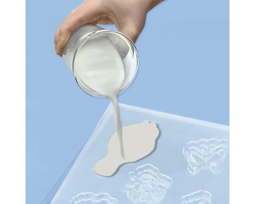 Liquide versé dans un moule en silicone