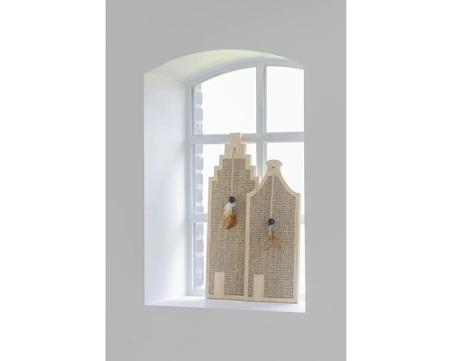 Zwei dekorative Häuser aus Holz im Fenster