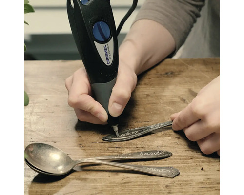 Outil de gravure gravant des cuillères avec des noms d''herbes aromatiques