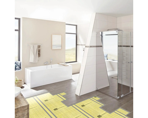 Modernes Badezimmer mit Badewanne, Dusche und Fußbodenheizungssystem