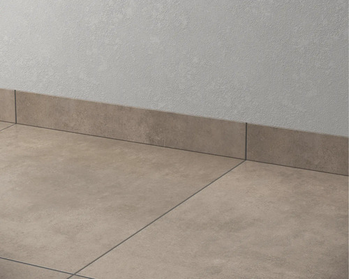 Bodenfliesen und Sockelleisten aus Keramik an einer Wand