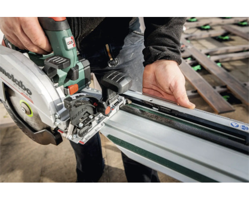 Scie plongeante Metabo avec rail de guidage en utilisation