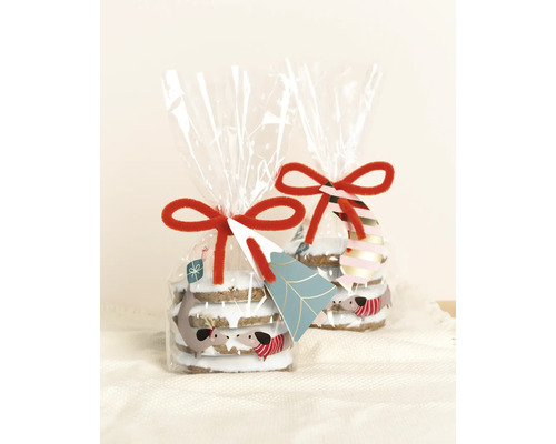Zwei Tüten mit Weihnachtsplätzchen, verziert mit Dackelmotiven und roter Schleife