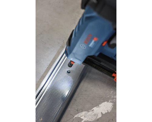 Logo Bosch. Une cloueuse fixe un profilé métallique.