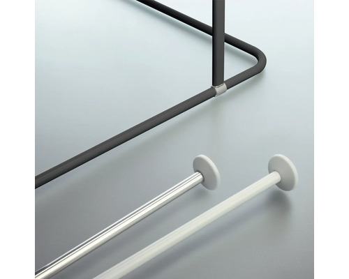 Detailansicht eines Kleiderständers mit Metallstangen