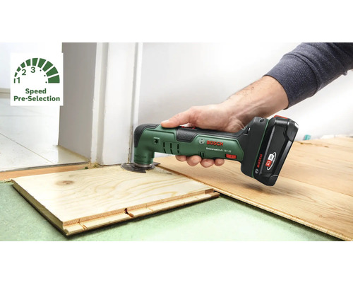 Outil multifonction Bosch en cours d'utilisation pour couper du bois