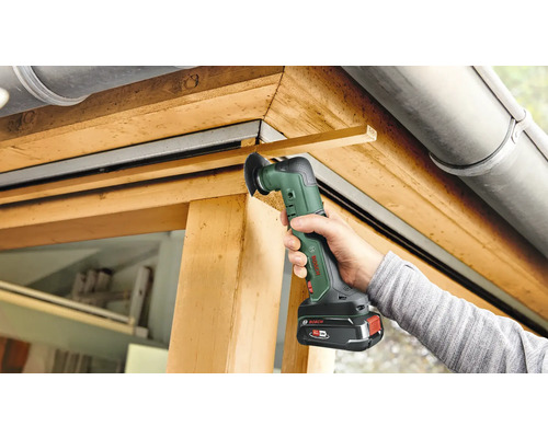 Logo Bosch. Une personne utilise un outil multifonction pour couper du bois.