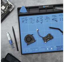 iFixit Reparaturset mit Schrauben, Werkzeugen und Wärmeleitpaste auf einer blauen Arbeitsmatte