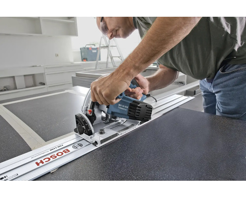 Handwerker benutzt Handkreissäge mit Führungsschiene zum Zuschneiden einer Arbeitsplatte