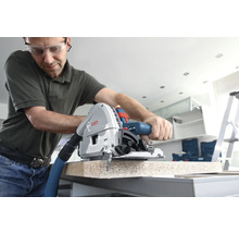 Ein Mann benutzt eine Bosch Tauchsäge, um ein Werkstück zu sägen.