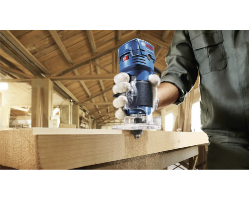 Une défonceuse en action travaillant sur un morceau de bois.