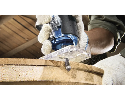 Une personne utilise une défonceuse pour travailler une pièce de bois