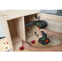 Visseuse sans fil en cours d''utilisation pour assembler une armoire en bois