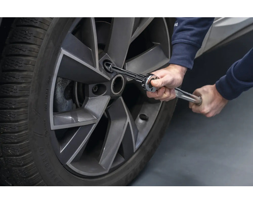 Anziehen der Radmuttern mit einem Drehmomentschlüssel am Autorad