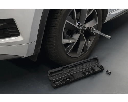 Radwechsel mit Drehmomentschlüssel am Auto