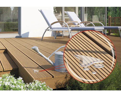 Terrasse mit Holzdielen, Liegestühlen und Gießkanne. Die Imprägnierung schützt das Holz vor Wasser.