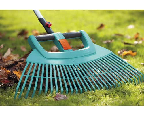 Balai à gazon Gardena pour ramasser les feuilles dans le jardin.