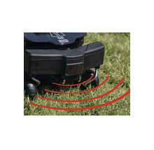 Gros plan d''un robot tondeuse à gazon sur l''herbe avec détection d''obstacles