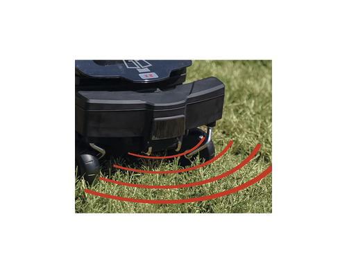 Gros plan d''un robot tondeuse à gazon sur l''herbe avec détection d''obstacles