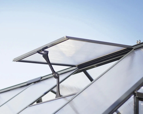 Vue détaillée d''une serre avec une fenêtre de toit ouverte pour la ventilation.