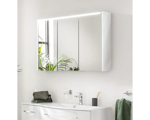 Salle de bain avec armoire de toilette, lavabo et robinet