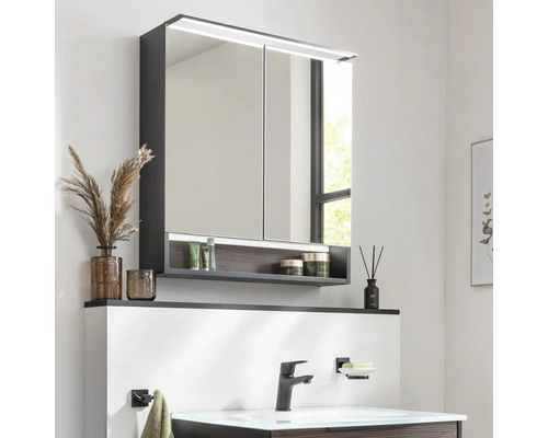 Salle de bain avec armoire de toilette, lavabo et robinet