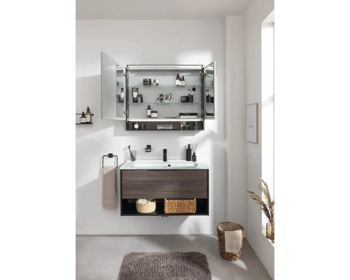 Salle de bains moderne avec meuble-lavabo, armoire de toilette et accessoires.