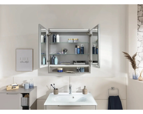 Modernes Badezimmer mit offenem Spiegelschrank und LED-Beleuchtung über Waschbecken