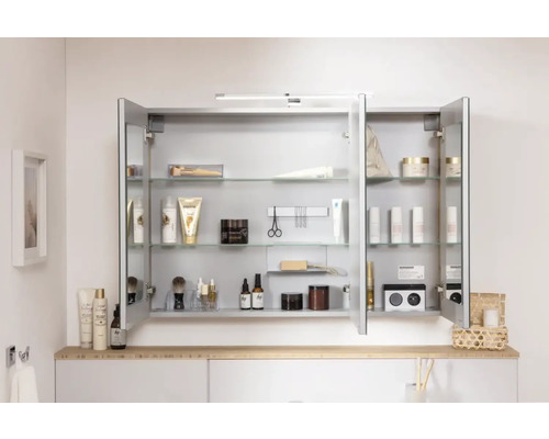 Armoire de toilette ouverte avec étagères en verre et articles de salle de bain