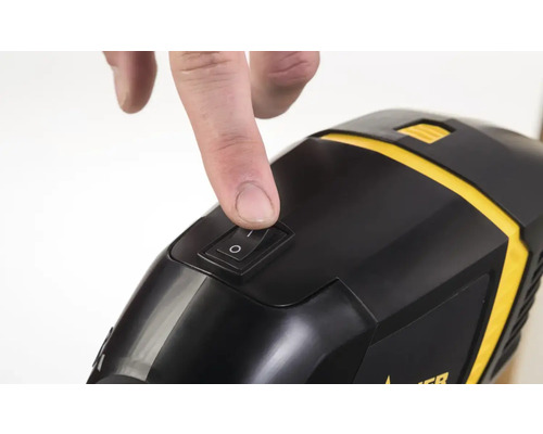 Un doigt actionne l''interrupteur d''un pistolet à peinture.