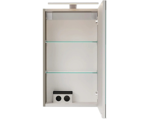 Armoire de toilette ouverte avec deux étagères en verre et une prise de courant