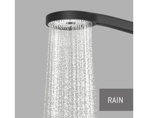 Schwarzer Duschkopf mit Wasser im Regenmodus