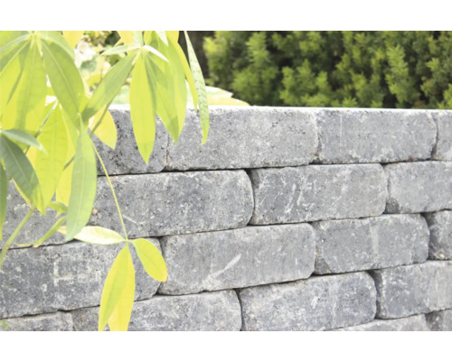 Des pierres de mur empilées forment un mur de jardin.