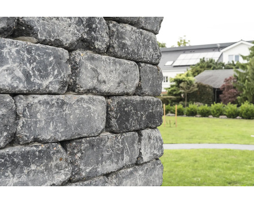 Mur en pierres naturelles dans le jardin