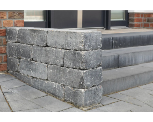 Gros plan d''un escalier avec un mur en blocs de béton