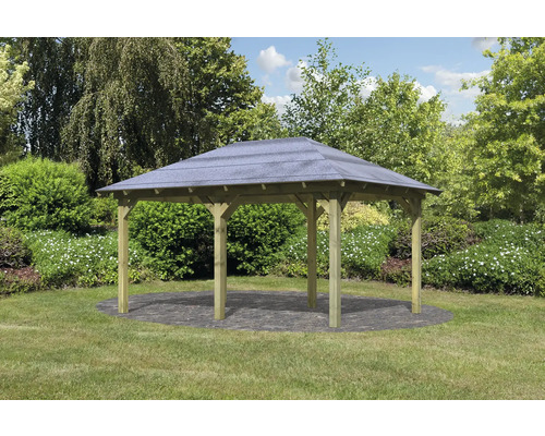 Holzpavillon mit Spitzdach im Garten