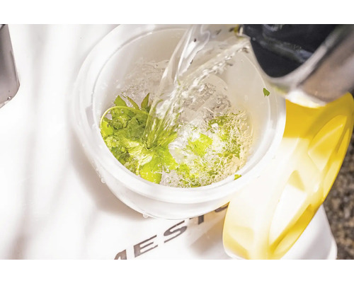 Wasser wird in eine Schüssel mit Salat gegossen