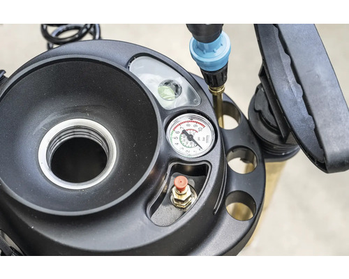 Ölabsauggerät mit Manometer und verschiedenen Anschlüssen