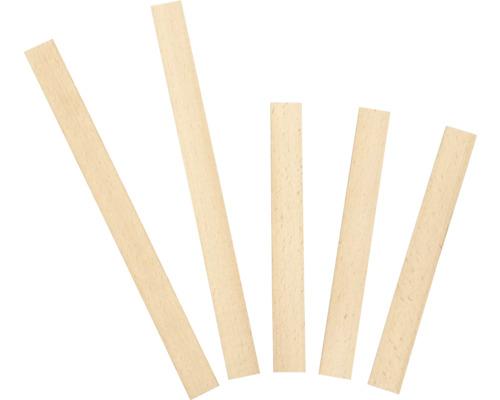 Cinq tasseaux en bois pour projets de construction