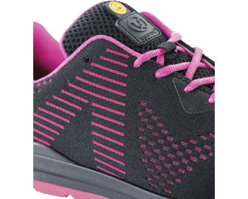 Gros plan d''une chaussure de sécurité noire avec des lacets