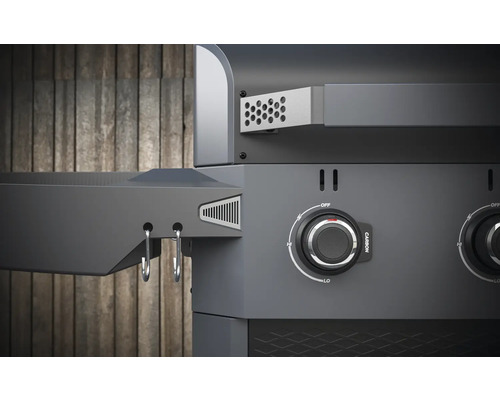 Detailansicht eines Gasgrills mit Bedienknöpfen und Ablagefläche